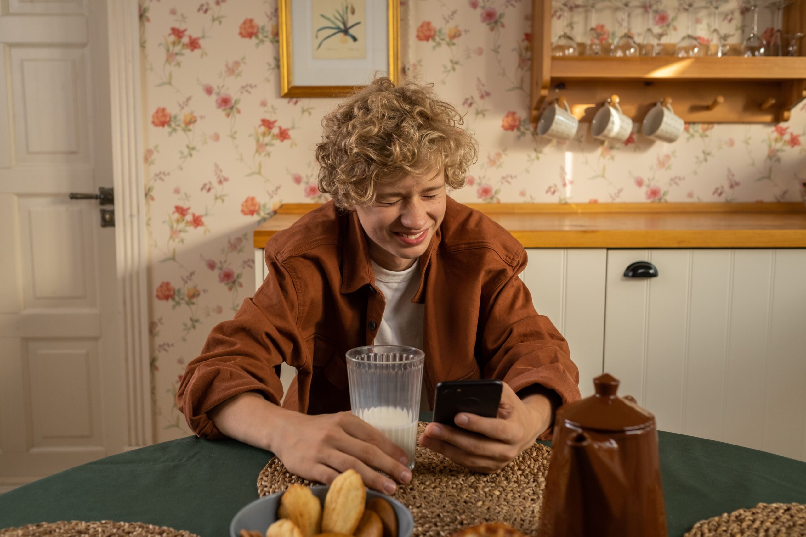Zyn Gums: What the FDA's 2026 Claim Doesn't Cover 3 Teenager at home holding a mobile phone, representing the age group where nicotine pouch use is rising fastest
